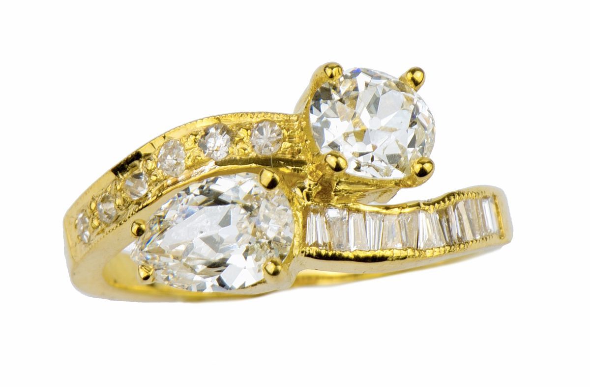 BAGUE TOI & MOI 
18k(750)黄金，镶嵌两颗交叉的梨形和椭圆形钻石，还有长方形和圆形钻石。

毛重：3.94克 - 钻石总数约1.85克拉 &hellip;