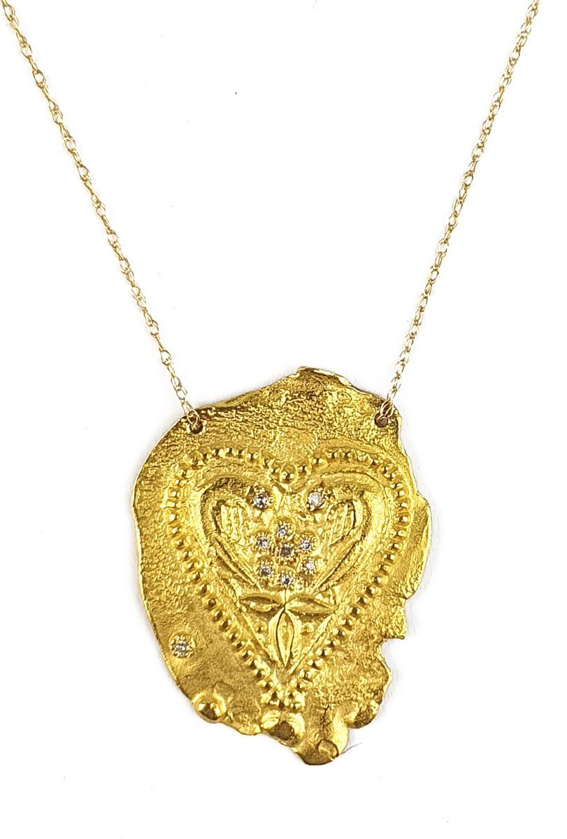 Pendentif 
18k（750）金，风格上有一个不对称的盘子，上面装饰着一个开花的心，点缀着小钻石。

毛重：11.1克 - 长度：23.5厘米 - 坠子&hellip;