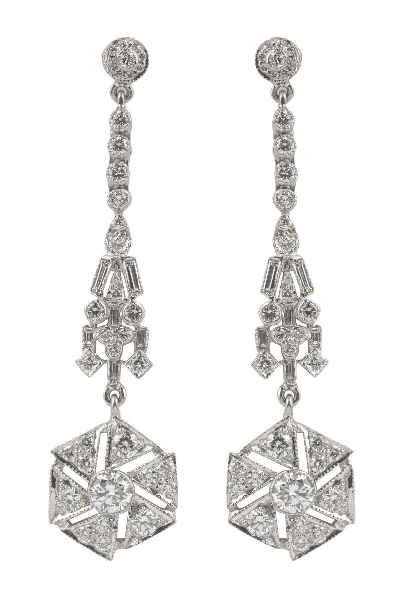 Paire de pendants d'oreilles 
18k(750)白金，由一条镶有明亮式切割和长方形切割钻石的线构成，最后是一个铺有种子镶嵌钻石的螺旋&hellip;