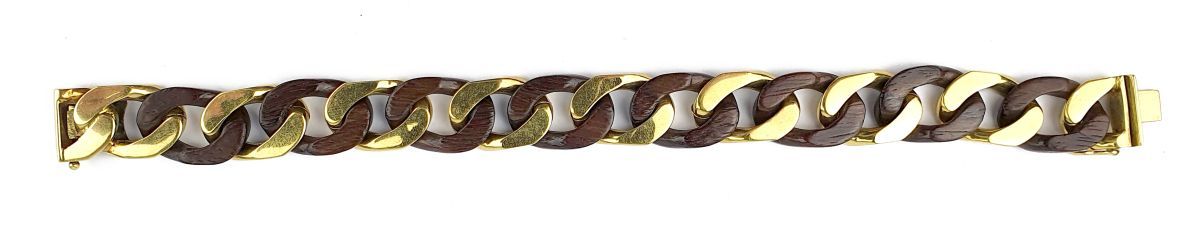 Bracelet 
Aus 18-karätigem Gelbgold (750), mit Kettmaschen und Ebenholz.

Brutto&hellip;