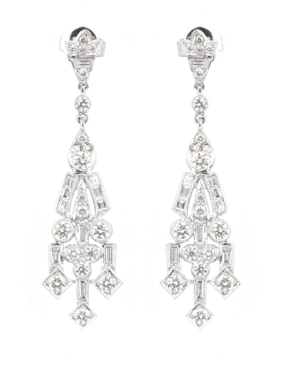 Paire de pendants d'oreilles 
以18K(750)白金制作，风格为烛台，镶嵌长方形和明亮型切割钻石。

钻石总重量：2.95克拉 -&hellip;