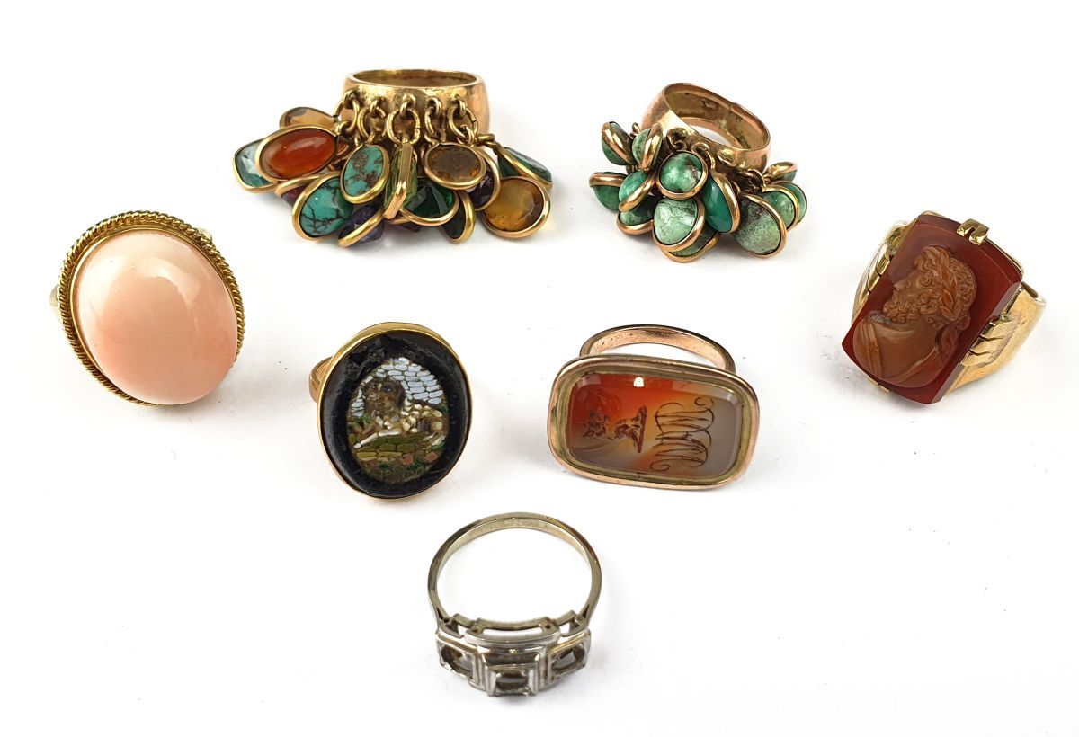 ENSEMBLE DE 6 BAGUES A set of gold rings set with fine stones, one with coral, o&hellip;