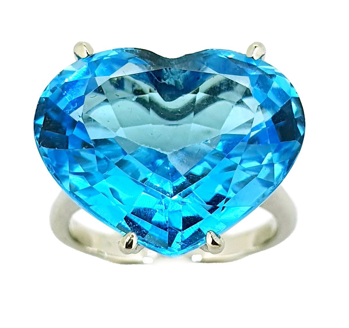 BAGUE TOPAZE An 18k white gold ring set with a heart shaped blue topaz.