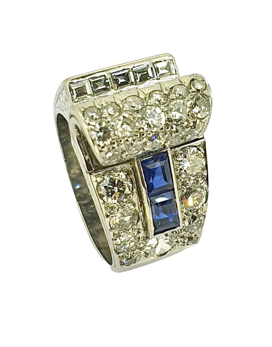 Bague TANK 铂金850/1000，镶嵌明亮式切割和长方形切割的钻石，配以校准的蓝宝石。毛重：13.7克 - 手指尺寸：52

出处：福尔希隆庄园，蒙特&hellip;