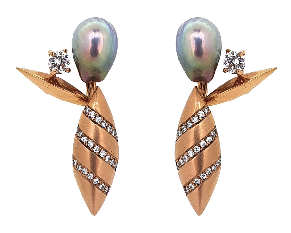 PAIRE DE PENDANTS D'OREILLES "LARMES" A pair of 18k red gold pendant earrings se&hellip;