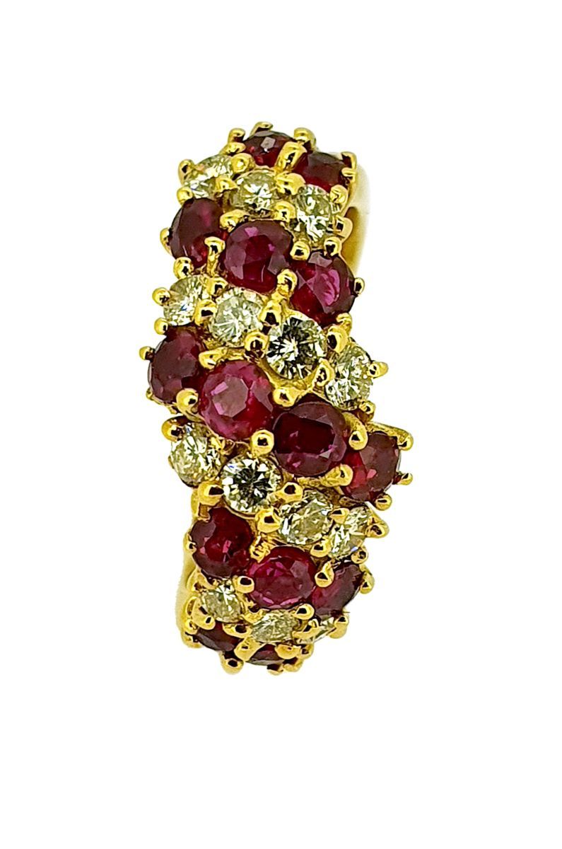 Bague 
En or jaune 18k (750), ornée de diamants taille brillant et de rubis rond&hellip;