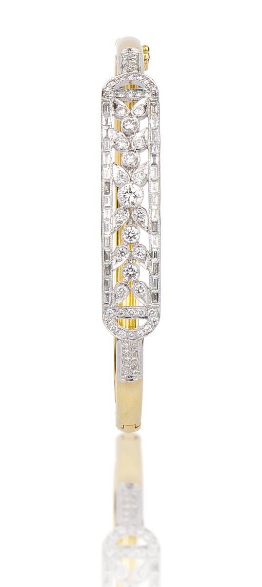 BRACELET RIGIDE OUVRANT 
用两块18K（750）金，以镂空的花朵图案为中心，镶嵌明亮式切割和长方形钻石。

钻石总重量：约1.97克拉 &hellip;