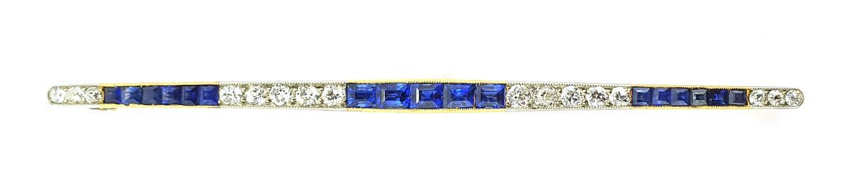 Broche barette 
在14k（585）黄金和白金合金中，由一条线镶嵌着校准的蓝宝石和交替的玫瑰切割钻石组成。

毛重：4.9克 - 长度：8厘米
