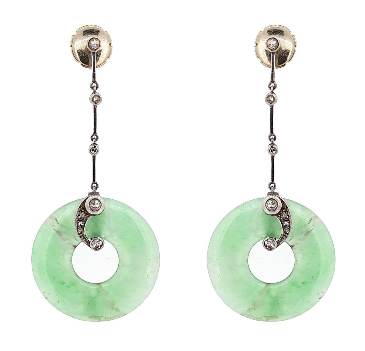 Paire de pendants d'oreilles A pair of platinum and jade pendant earrings .