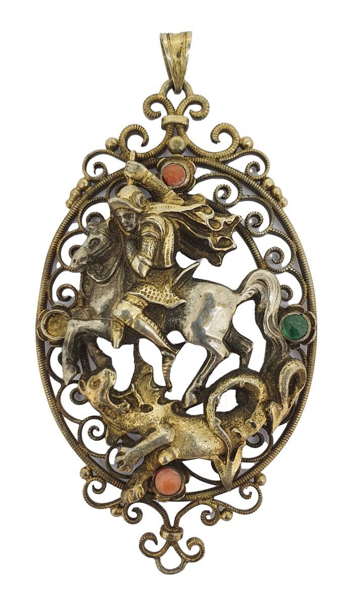 Pendentif 
银质和镂空镀金，表现圣乔治骑着马战胜了一条龙，上面装饰着凸圆形珊瑚和一块绿色石头（缺少一块石头）。

毛重：44克 - 尺寸：9 x 4,&hellip;