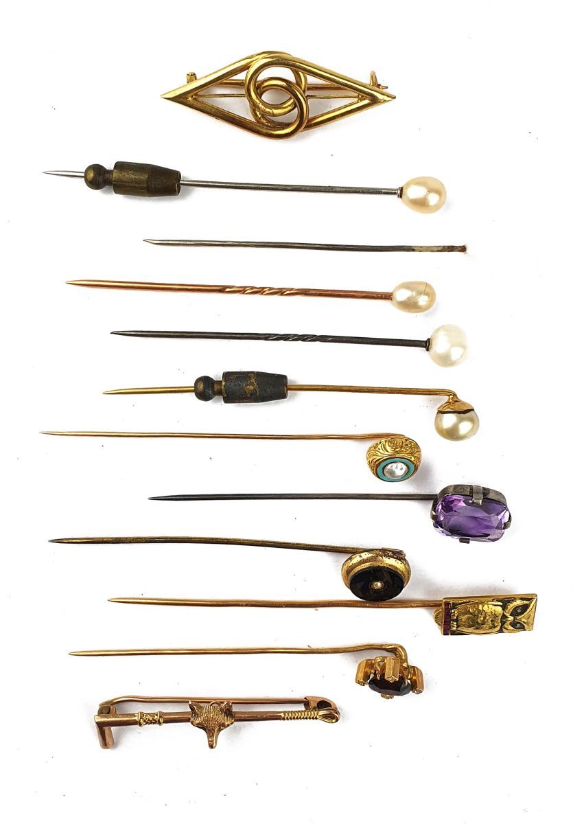 ENSEMBLE D’ÉPINGLES A CRAVATE ET BROCHES 
包括10个领带夹，其中3个是金的，装饰有养殖珍珠、宝石或玛瑙，还有两个发夹，&hellip;