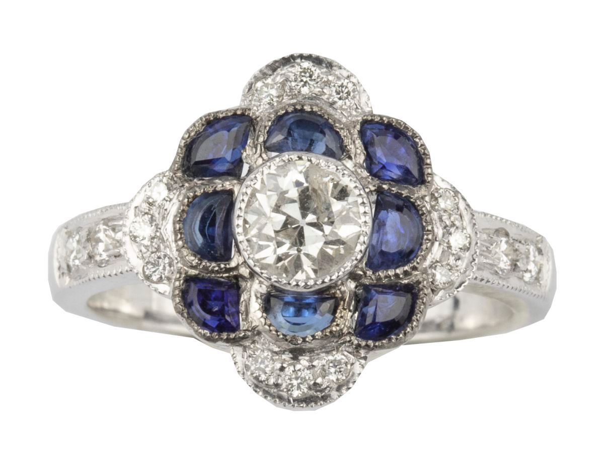 Bague 
18k(750)白金，以老式切割钻石为中心，镶嵌花式蓝宝石和种子镶嵌钻石。

毛重：5.51克 - 手指尺寸：54