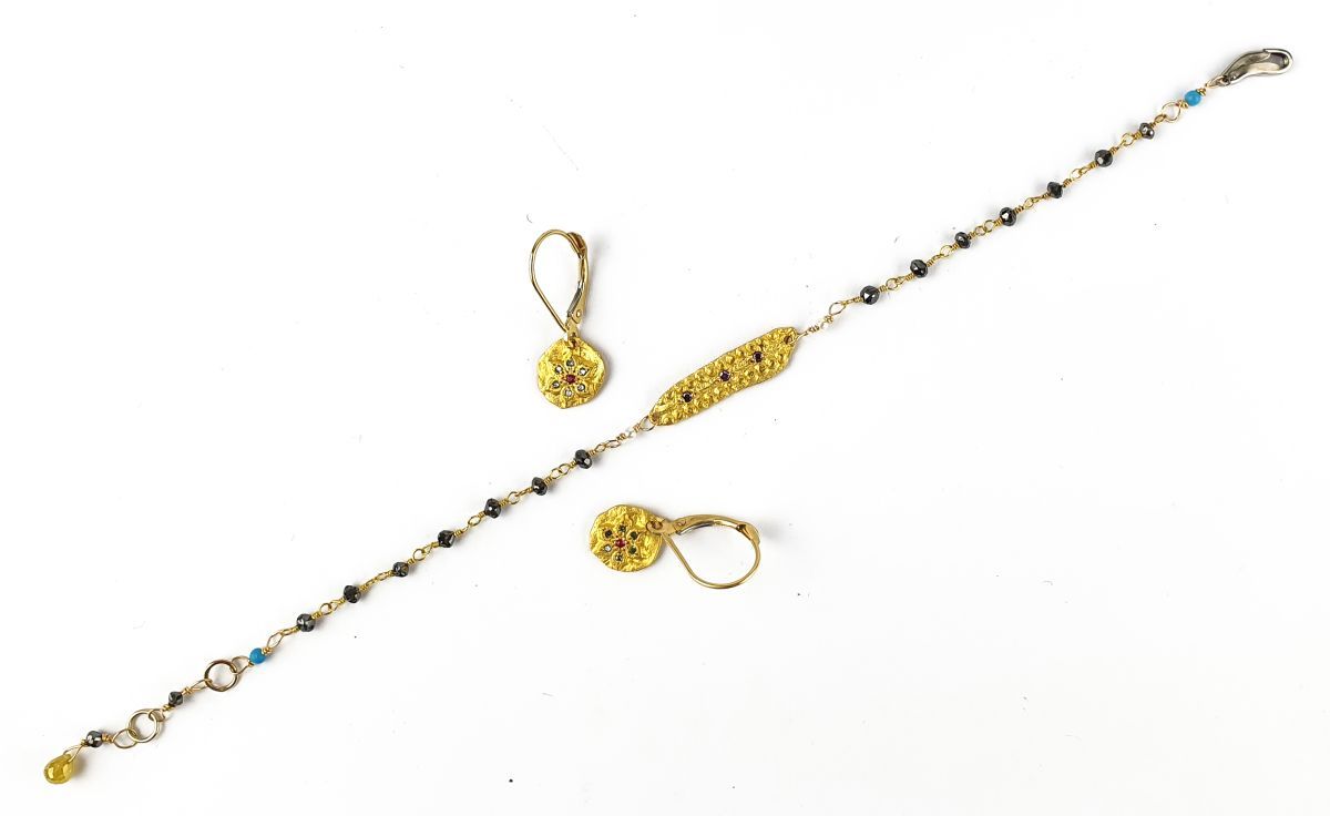 BRACELET ET PAIRE DE BOUCLES D'OREILLES A bracelet and a pair of earrings in 18k&hellip;
