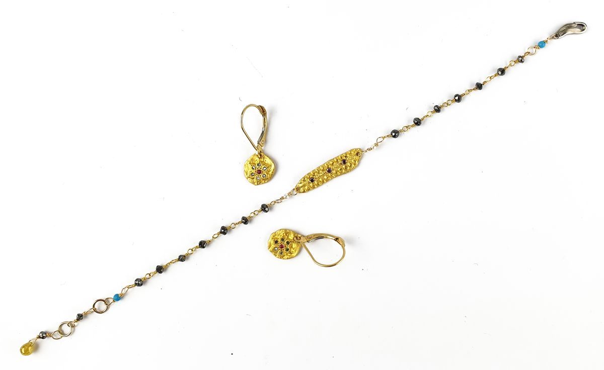 BRACELET ET PAIRE DE BOUCLES D'OREILLES 
18k (750)锤纹黄金，镶有小型养殖珍珠，切面紫水晶，绿松石和黄水晶。

&hellip;