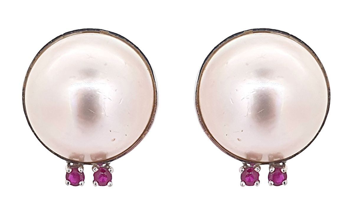 Paire de clips d'oreilles A pair of mabe cultered pearl and ruby earrings in 18k&hellip;