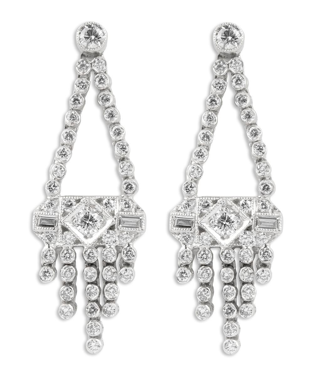 Paire de pendants d'oreilles 
以18K（750）白金制成，造型为两条线托着一个镶嵌着明亮式切割和长方形钻石的绒球。

毛重：7.5&hellip;