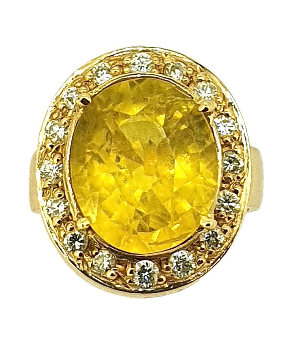 Bague 
18K（750）黄金，在一圈明亮式切割钻石中镶嵌一颗黄色蓝宝石。

毛重：9.8克 - 手指尺寸：51