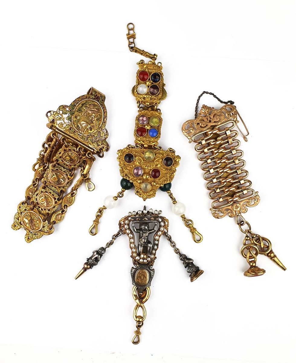 ENSEMBLE DE CHATELAINES 
用18K(750)金，拿着一把钥匙和一个镶嵌着红玉髓的印章，其中一个人物戴着镶有小珍珠的皇冠，拿着两条链子，最&hellip;