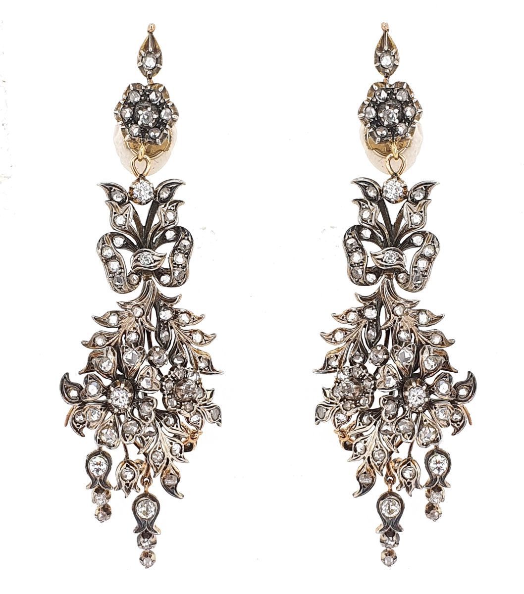 Paire de pendants d'oreilles A pair of 9k gold and silver pendant earrings. Ca. &hellip;