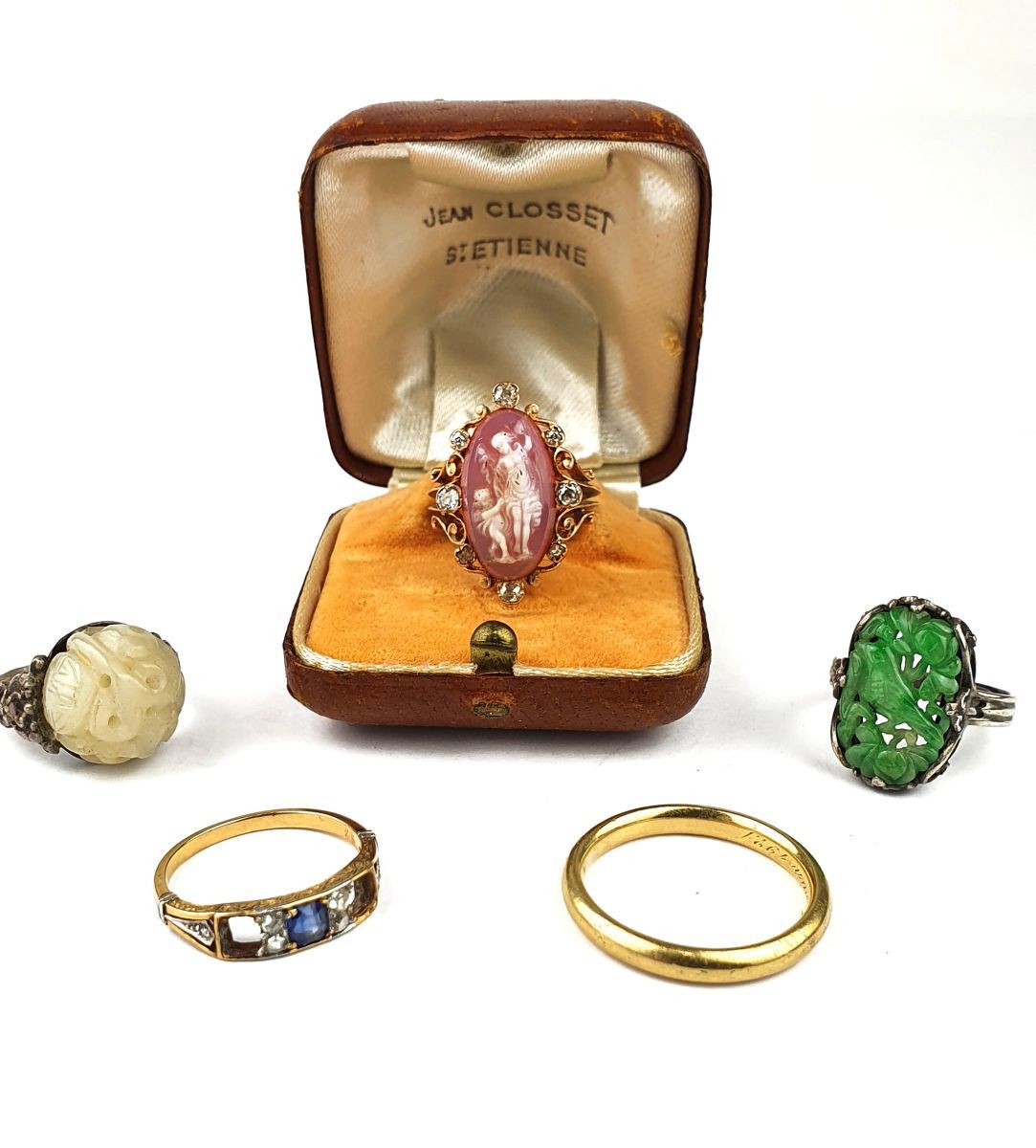 Ensemble de bagues 
包括一个14K（585）金浮雕戒指，上面有红玉髓上的维纳斯和丘比特，并镶嵌有钻石，两个银戒指上有雕刻的软玉。一枚结婚戒指&hellip;