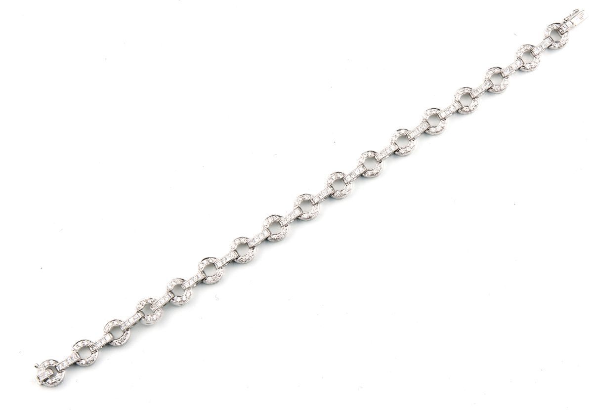 BRACELET SOUPLE 
18K(750)白金，由13个用扣子连接的铰接式戒指组成，整体镶嵌公主式切割和明亮式切割钻石，约2.35克拉。

毛重：18.&hellip;