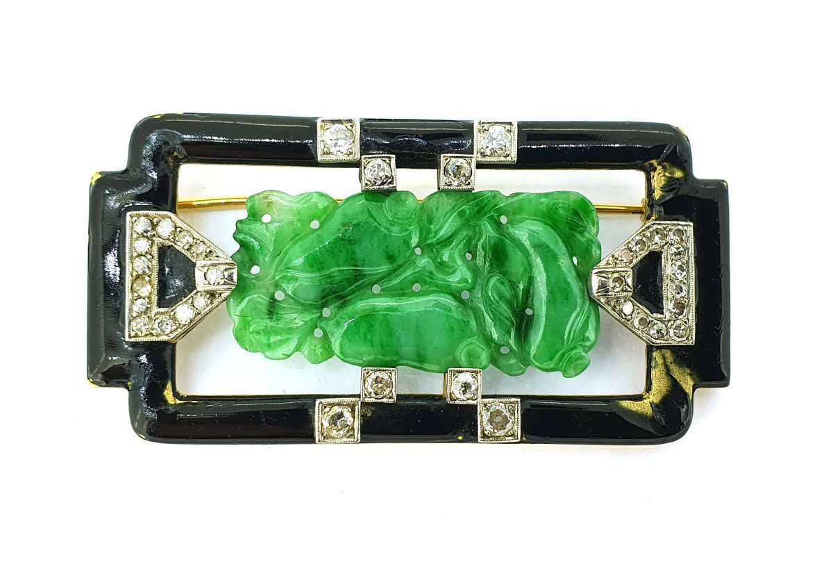 Broche 
En or 18k (750), de forme rectangulaire, centrée d'un jade sculpté dans &hellip;