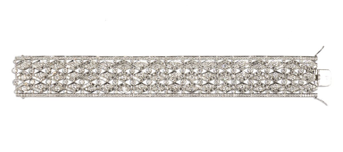 Important bracelet articulé 
18k（750）白金，镂空，全部镶嵌圆形和长方形钻石，两排钻石之间有菱形图案。

钻石总重量：约22.&hellip;