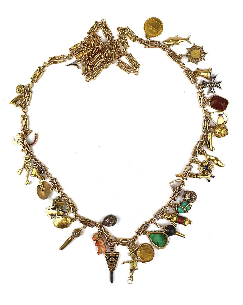 COLLIER BRELOQUE An 18k yellow gold necklace with 34 charms.