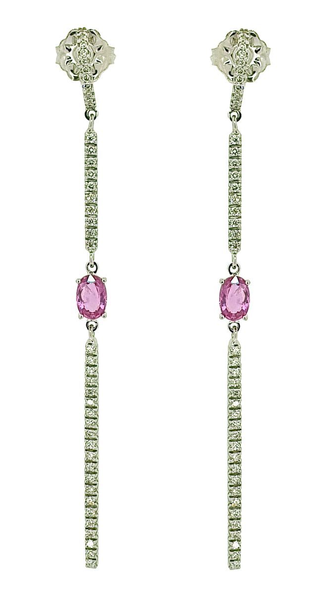 Paire de pendants d'oreilles 
18k(750)白金，由两根棍子组成，在一颗椭圆形粉色蓝宝石之间铺设明亮式切割钻石。

毛重：4.8&hellip;