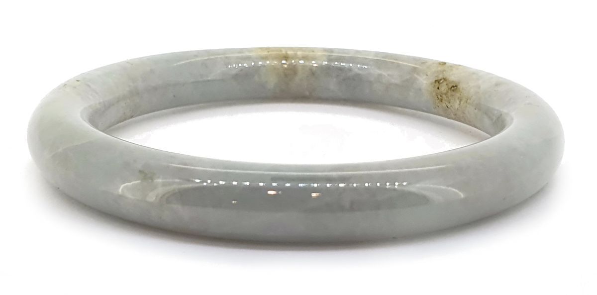 Bracelet rigide A celadon green jade bangle.