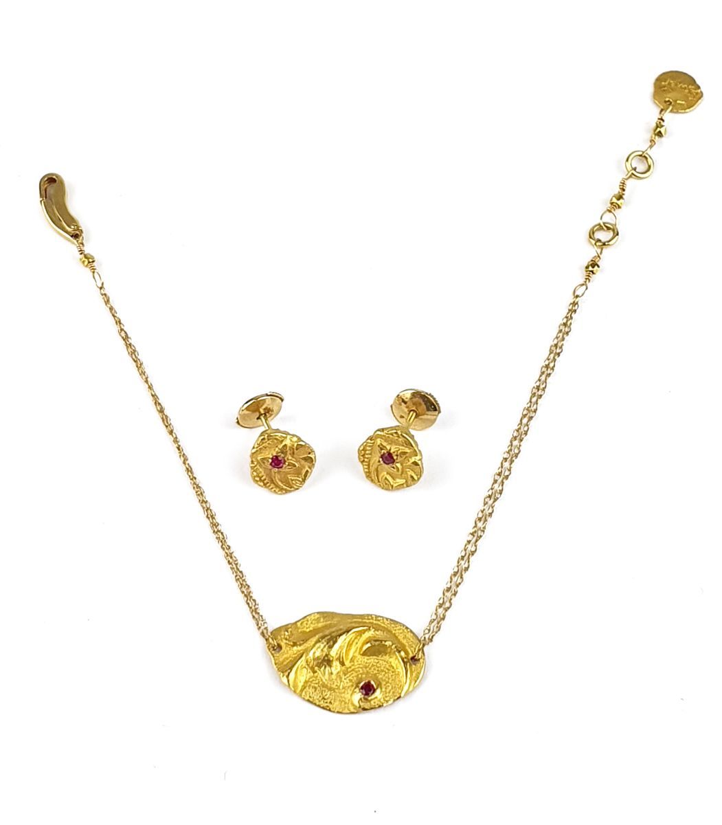 BRACELET ET PAIRE DE PUCES D'OREILLES 
18k (750)锤纹黄金，造型为树枝和花朵，上面镶嵌着一颗红宝石。

毛重：7克&hellip;