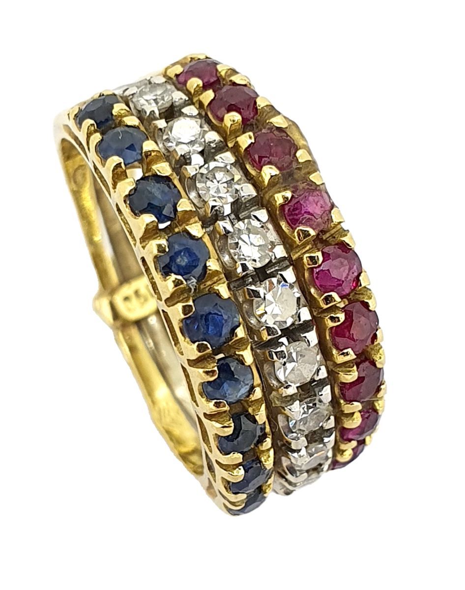 Bague 
以18K（750）黄金和白金制成，由三排镶嵌红宝石、钻石和蓝宝石组成。

毛重：5克 - 手指尺寸：51