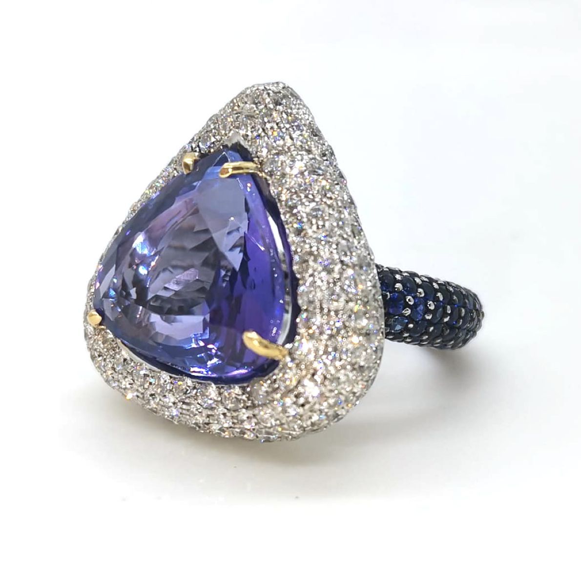 BELLE BAGUE 
En or gris 18k (750), sertie d'une tanzanite taille cœur d'environ &hellip;