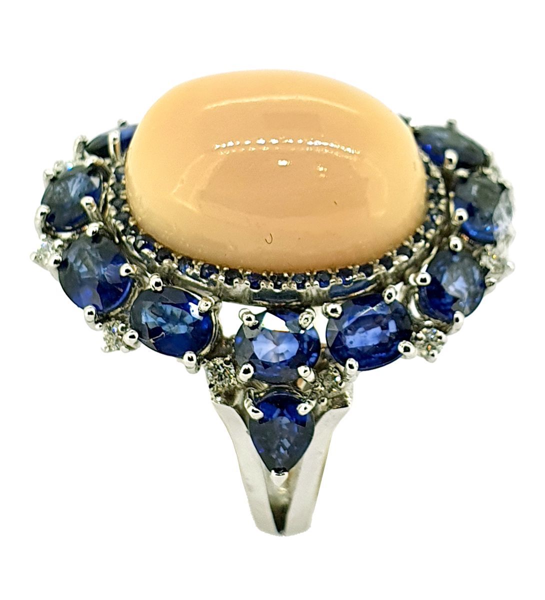 BAGUE CORAIL Diamond, sapphire and 18k white gold ring set with a coral cabochon&hellip;