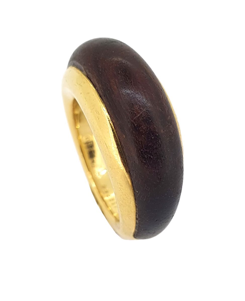 VAN CLEEF & ARPELS 戒指约1970年
18K（750）黄金材质，呈带状，装饰有阿穆雷特木。有签名、日期和编号的112344。

毛重：12.9&hellip;