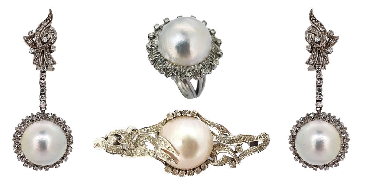 Parure 
银制，包括一对耳环、一枚戒指和一枚胸针，上面镶嵌着马贝珍珠，并有8/8切割的钻石。该胸针由9K金合金制成（375）。

毛重：40.9克 - 珍&hellip;