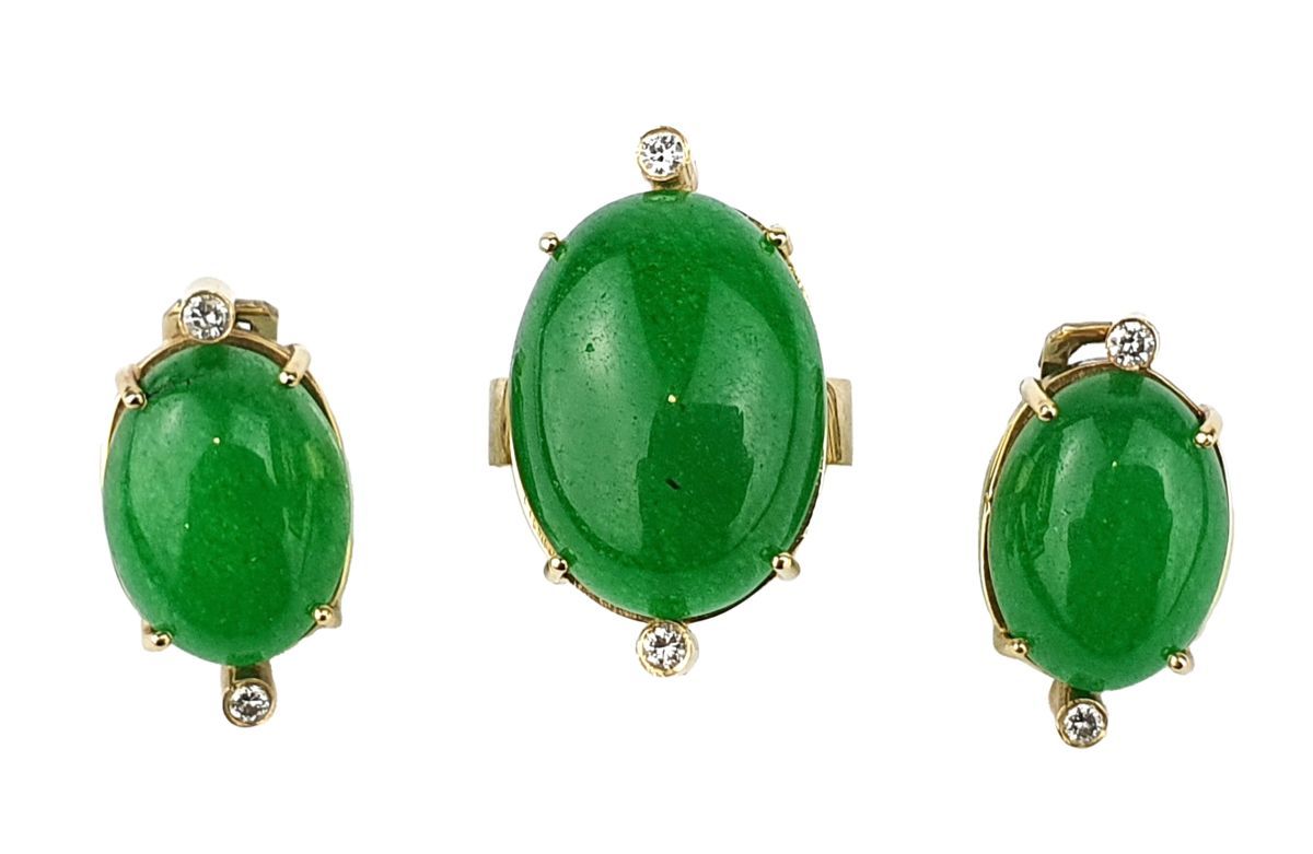 Bague et paire de clips d'oreilles A set of jade, diamond and 18k yellow gold ri&hellip;