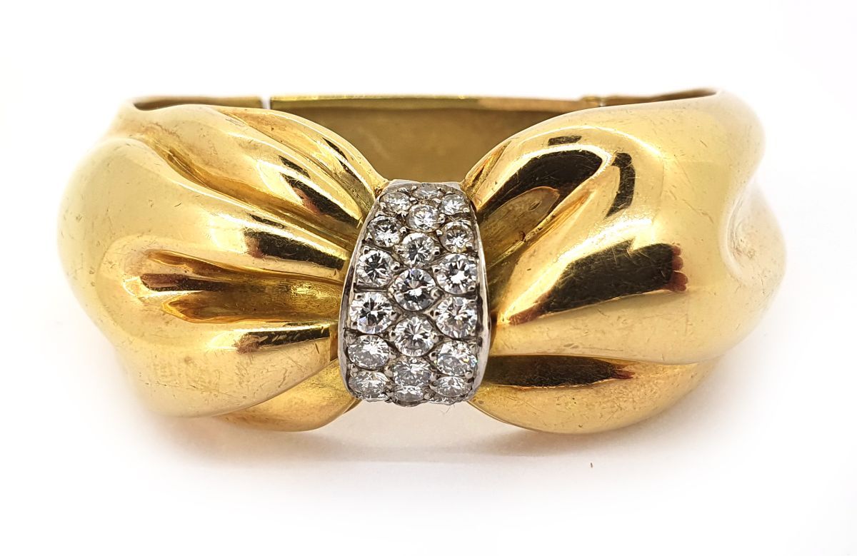 BRACELET MANCHETTE 
En or jaune 18k (750), stylisé d'un nœud pavé de diamants ta&hellip;
