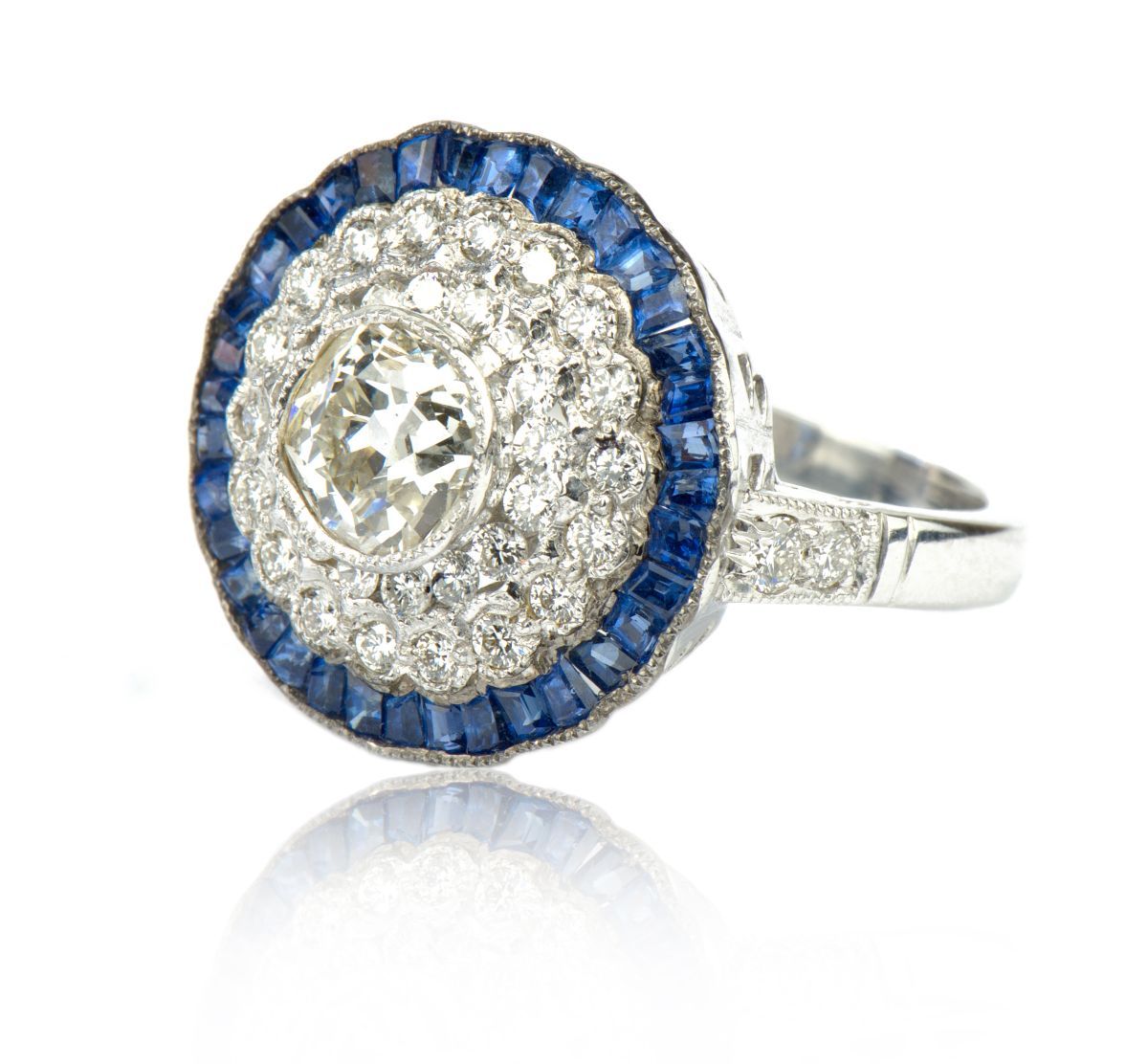 Bague A diamond, sapphire and 18k gold ring centered by an old-cut diamond.