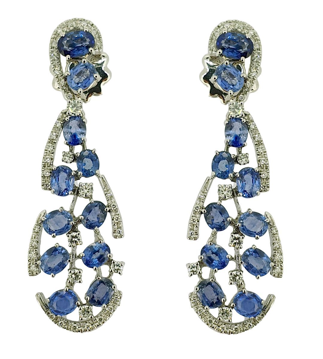 Paire de pendants d'oreilles 
18K（750）白金，每颗都镶嵌了11颗圆形和梨形的蓝宝石，重约9.3克拉，其间的涡纹铺满了明亮式切&hellip;