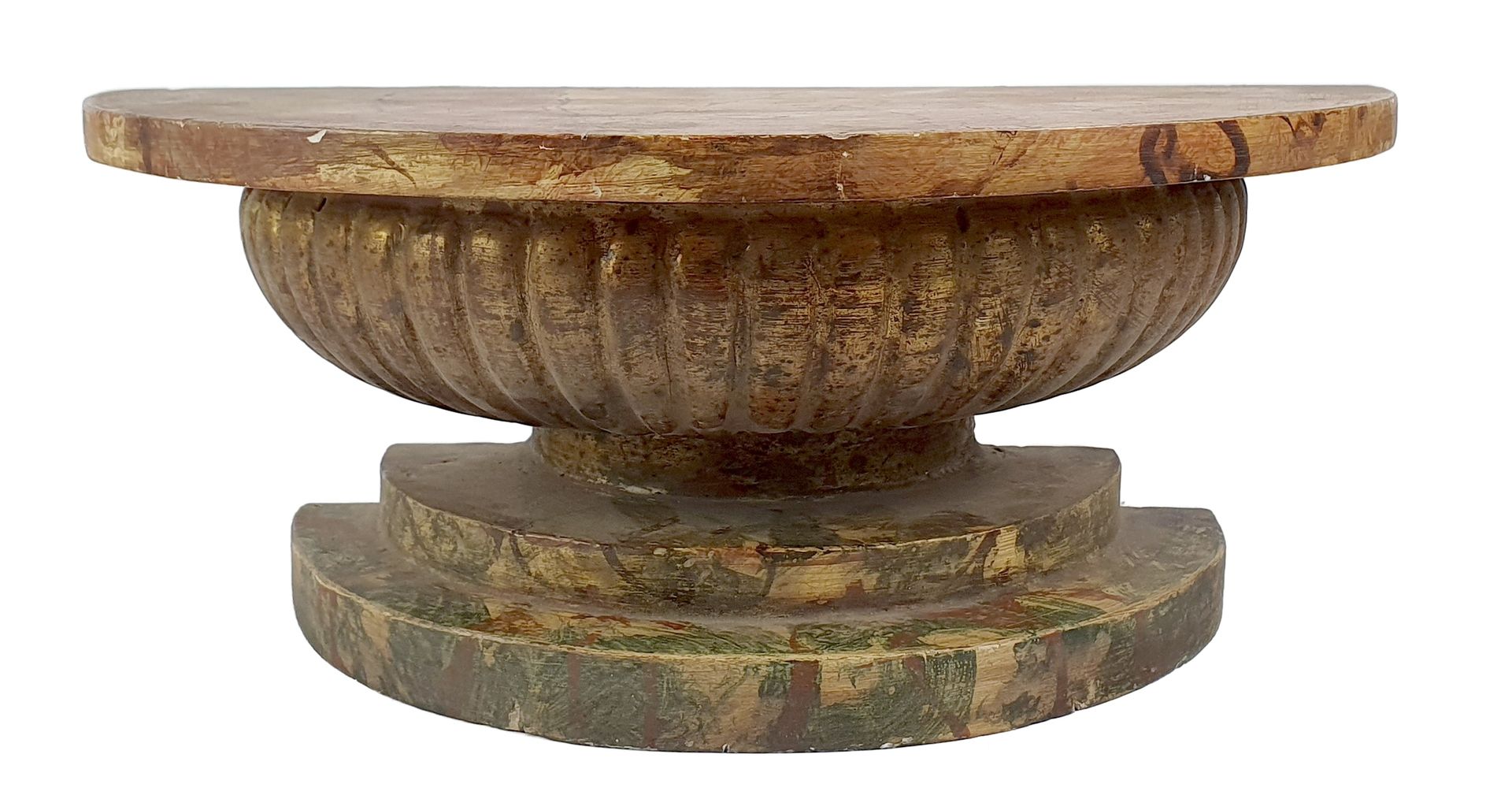 CONSOLE MURALE 
Stilisiert von einem Kapitell, aus patiniertem Holz, die halbmon&hellip;