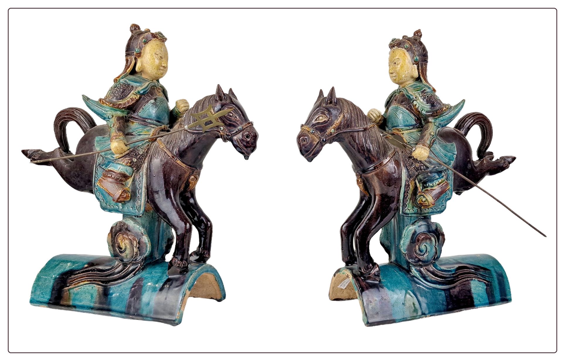 CHINE, vers 1920 中国，约1920年

一对顶饰

----------

陶器，有釉面装饰，显示一个骑马的传统士兵和他的长矛。

尺寸：37 &hellip;