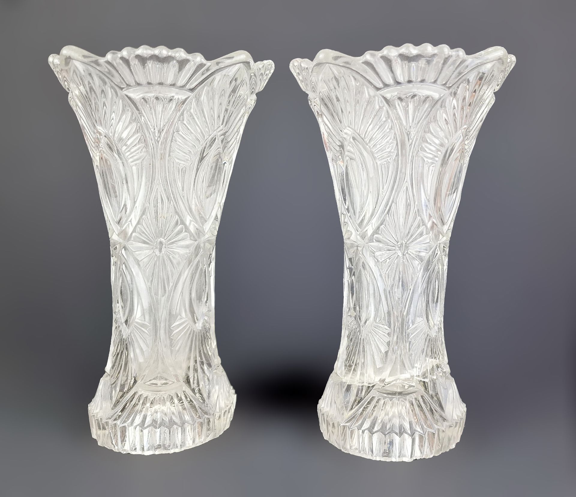 Paire de vases cornet -

镂空玻璃的几何设计。

尺寸：H。19,5厘米

免费提供

-

一对具有几何装饰的切割玻璃冠状花瓶。

免&hellip;
