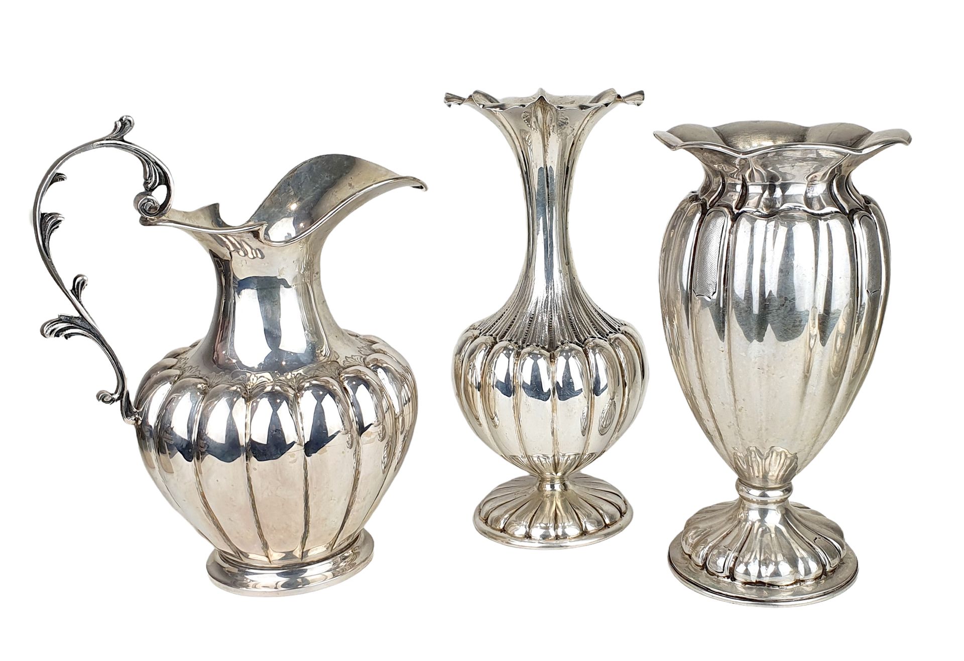 ARGENTERIE -

800/000银质套装，包括两个花瓶和一个壶，有条纹装饰。总重量：1720克

花瓶尺寸：高。26,5 cm

-

800/000&hellip;