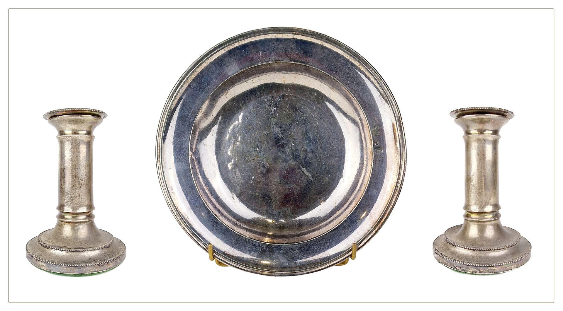 ANGLETERRE, vers 1900 一对烛台

-

镀银金属，轴上有珍珠花环的装饰。附有一个有许多划痕的盘子。

烛台的尺寸：高：11厘米

盘子的尺&hellip;