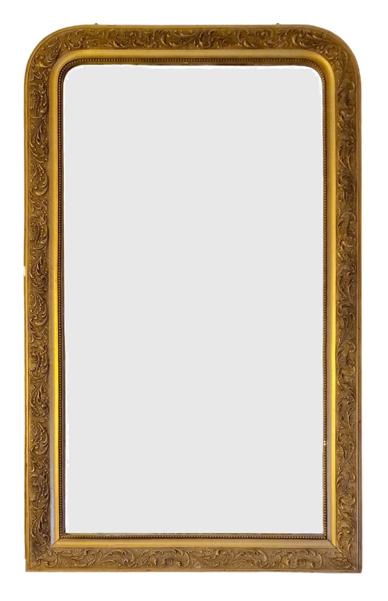 MIROIR DE CHEMINEE, ca. 1920 木质和镀金灰泥，有交错的浮雕装饰，上角为圆形。磨损和撕裂。

尺寸：140 x 83 cm