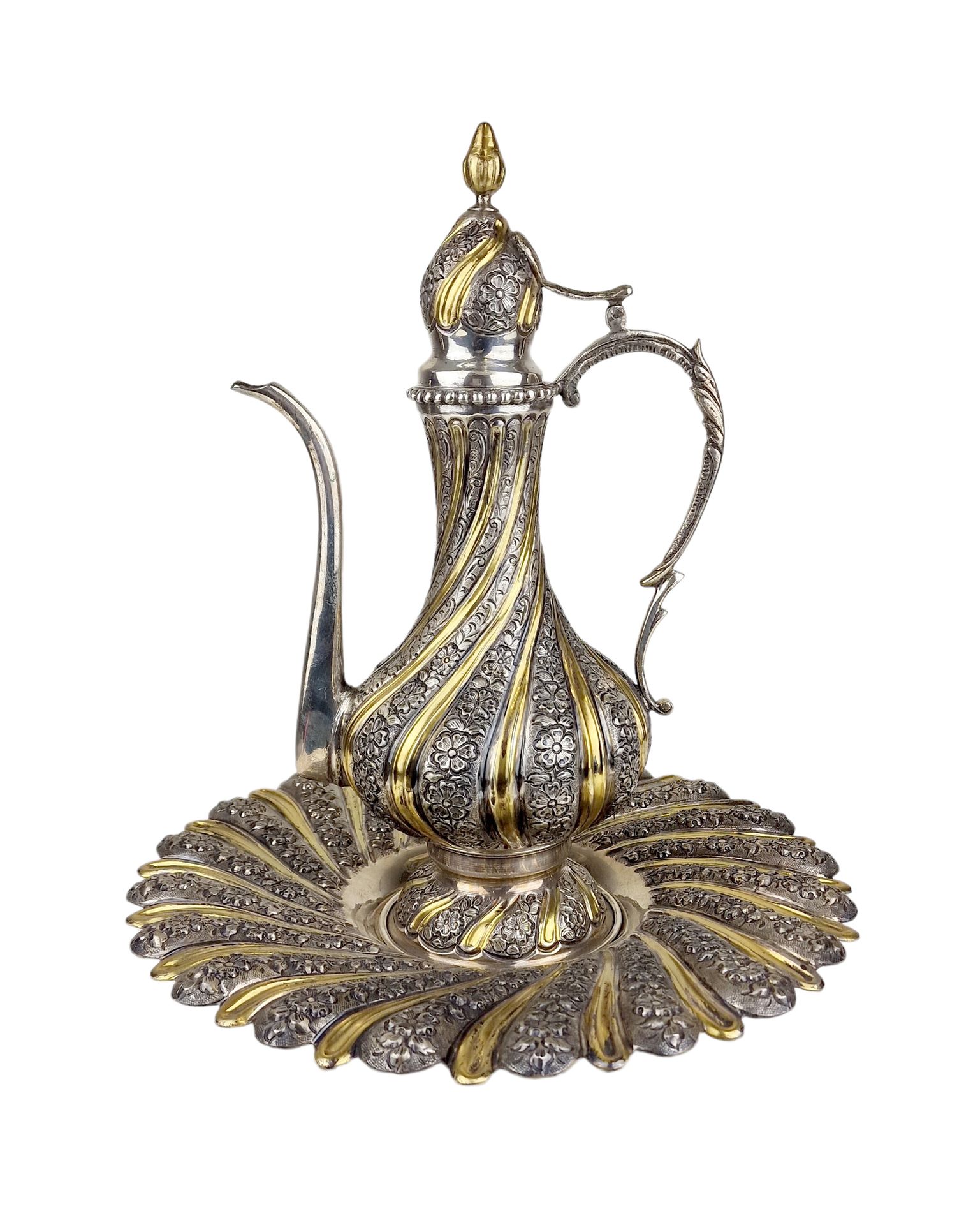 ART OTTOMAN 水壶和它的盆地



银和镀金，有扭曲的肋骨，装饰有花朵和凹槽。

重量：1.298克。

尺寸：高：34厘米 - 盆：长：38厘米