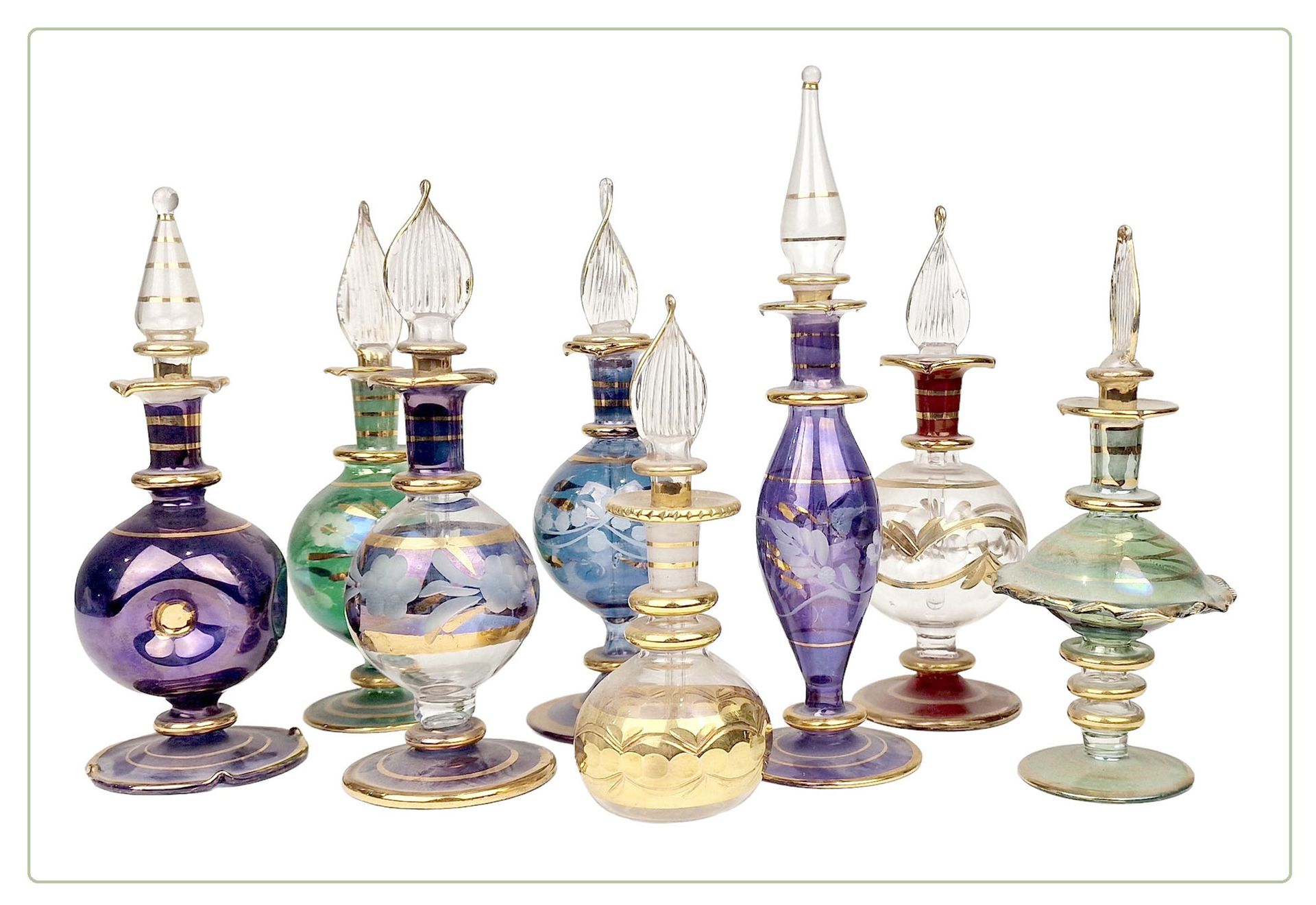 SUITE DE HUIT FLACONS COUVERTS A PARFUM En verre, de style oriental, de différen&hellip;