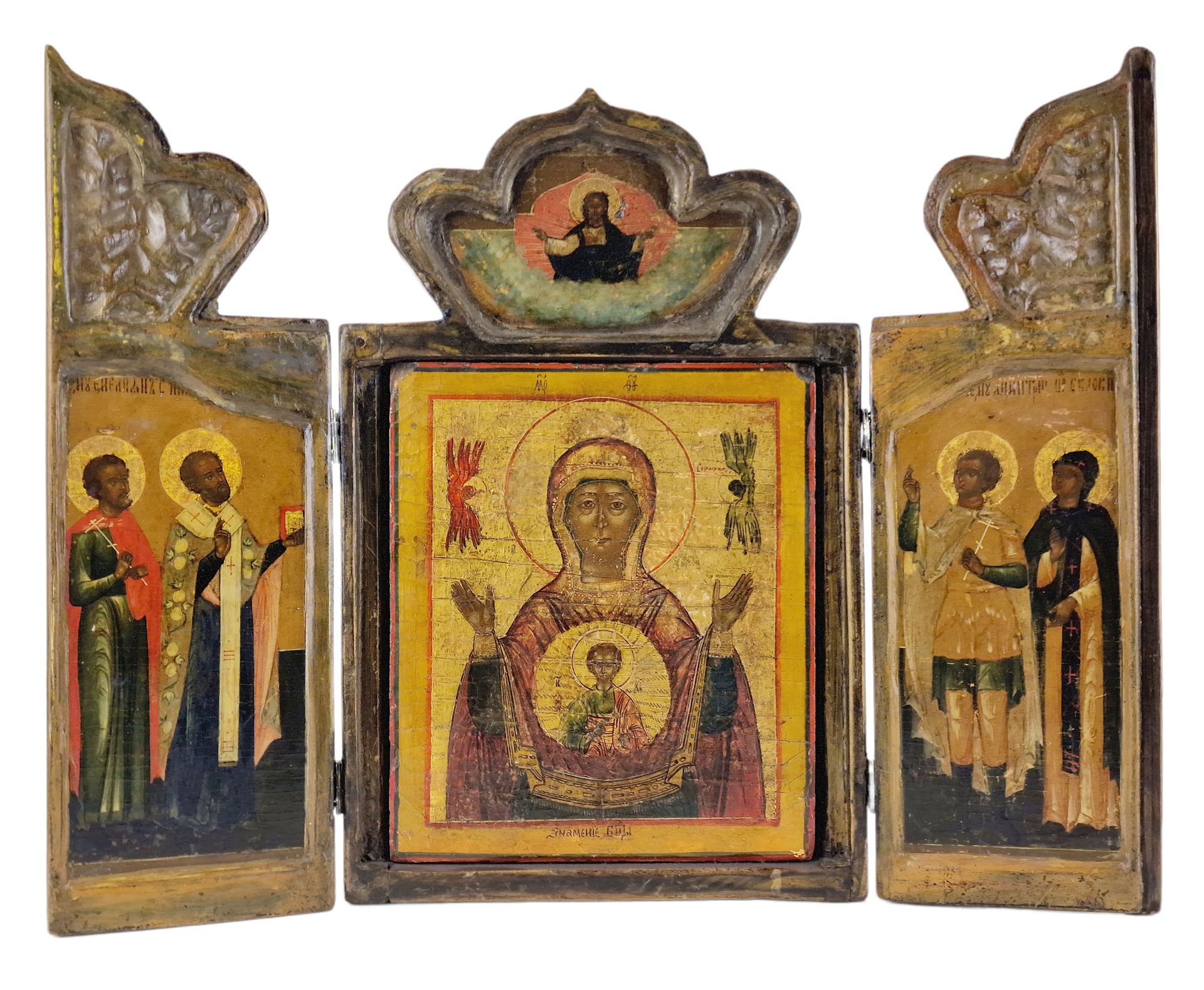RUSSIE, ICONE EN TRIPTYQUE 木头上的画，中间是天主之母，边上是圣人。中央面板可能更古老。1900年左右的俄罗斯。

打开的尺寸：37 &hellip;