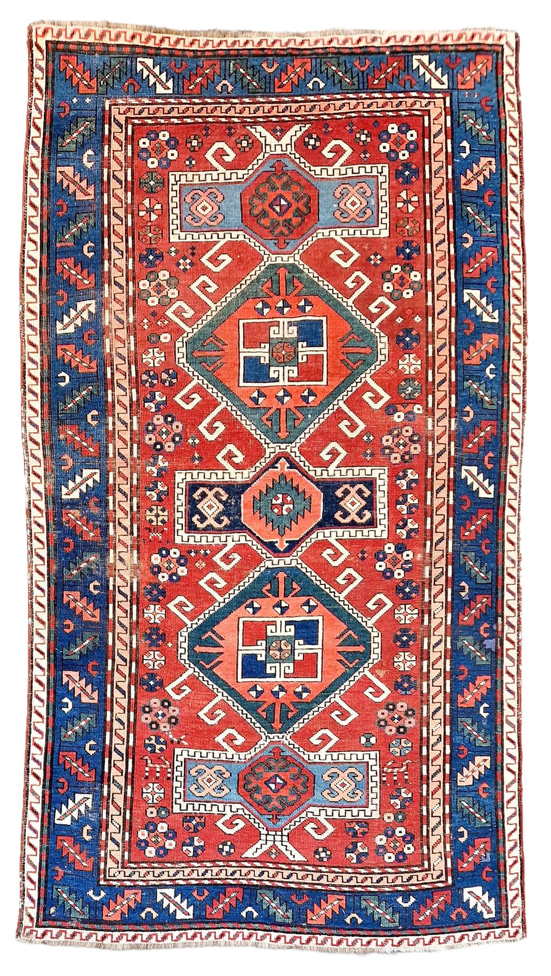 TAPIS D'ORIENT ANCIEN 羊毛材质，饰以几何图形。略有磨损。

尺寸：207 x 117 cm
